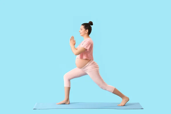 Genç Hamile Kadın Arka Planda Yoga Yapıyor — Stok fotoğraf
