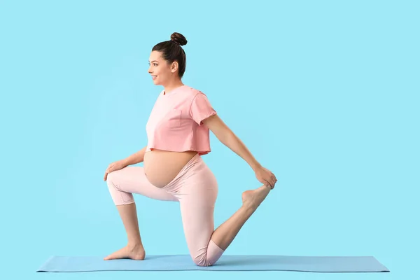 Young Pregnant Woman Practicing Yoga Color Background — Stock Photo, Image