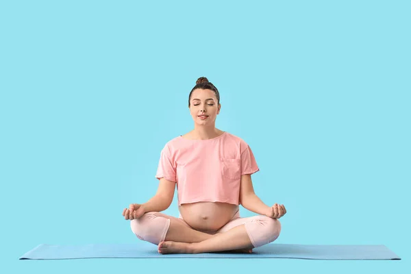Genç Hamile Kadın Arka Planda Yoga Yapıyor — Stok fotoğraf