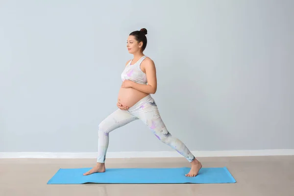 Mujer Embarazada Joven Practicando Yoga Cerca Pared Luz —  Fotos de Stock