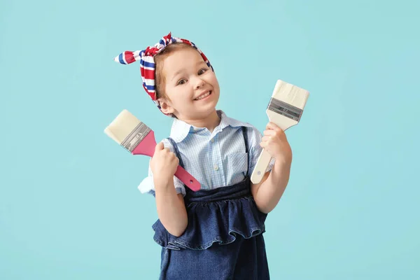 Petite Fille Avec Des Pinceaux Sur Fond Couleur — Photo