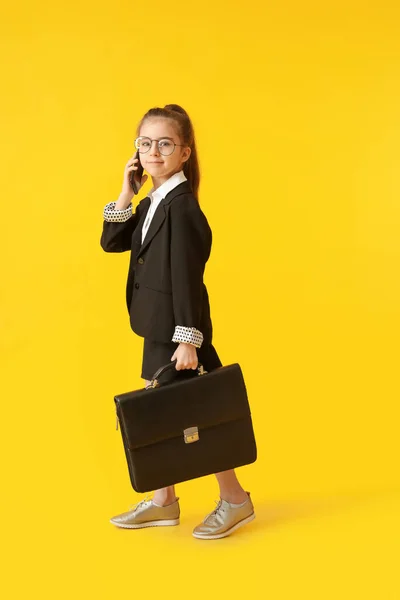 Leuke Kleine Zakenvrouw Praten Door Mobiele Telefoon Kleur Achtergrond — Stockfoto