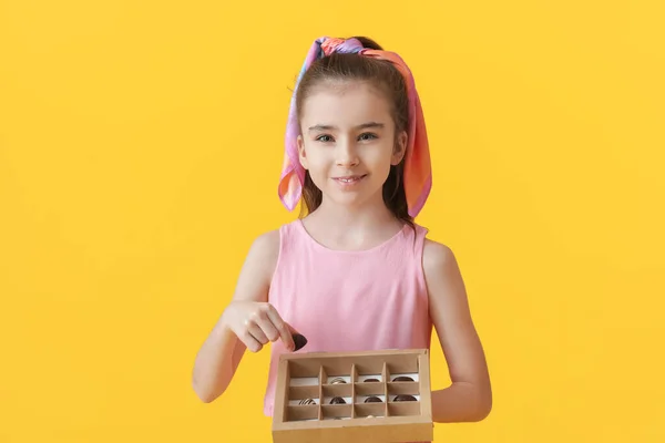 Carino Bambina Scatola Con Caramelle Cioccolato Sfondo Colore — Foto Stock