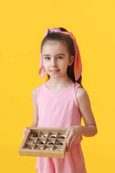 Cute Little Girl Box Chocolate Candies Color Background — Stock Photo, Image