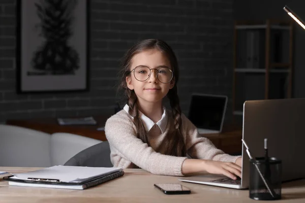 Bonita Mulher Negócios Usando Laptop Escritório Noite — Fotografia de Stock