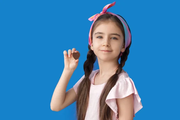 Милая Маленькая Девочка Шоколадными Конфетками Цветном Фоне — стоковое фото