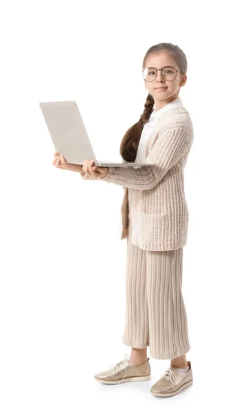 Симпатична Маленька Бізнес Леді Використовує Ноутбук Білому Тлі — стокове фото