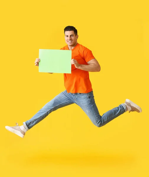 Jovem Com Folha Papel Branco Pulando Sobre Fundo Cor — Fotografia de Stock