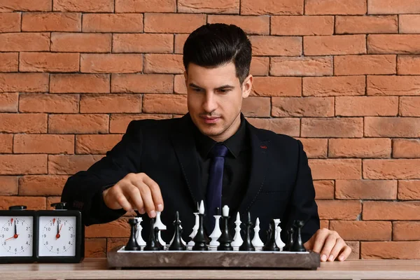 Man Spelar Schack Bord Nära Tegelvägg — Stockfoto