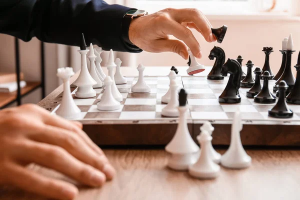 Man Playing Chess Table Closeup — Stock Photo, Image