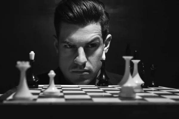 Mann Spielt Schach Tisch Auf Dunklem Hintergrund Nahaufnahme — Stockfoto