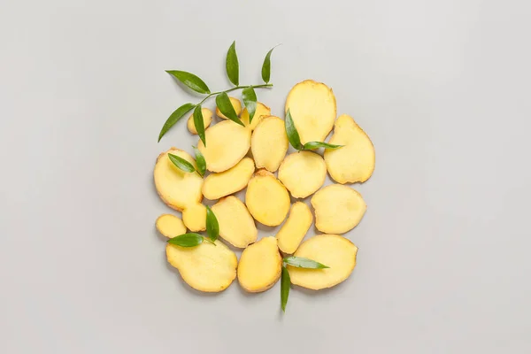 Slices Fresh Ginger Grey Background — Stock Photo, Image