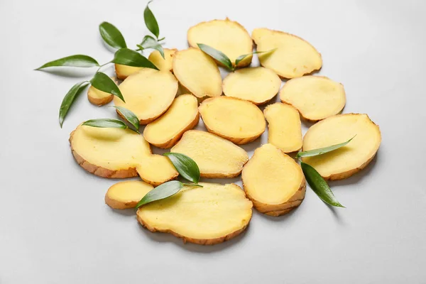 Slices Fresh Ginger Grey Background — Stock Photo, Image