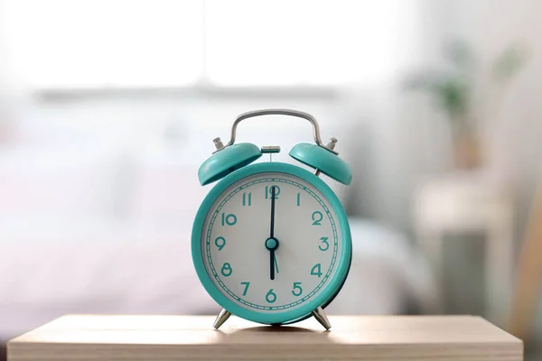 Reloj Despertador Mesa Del Dormitorio — Foto de Stock