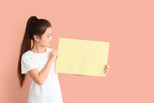 Meisje Met Blanco Vel Papier Kleur Achtergrond — Stockfoto
