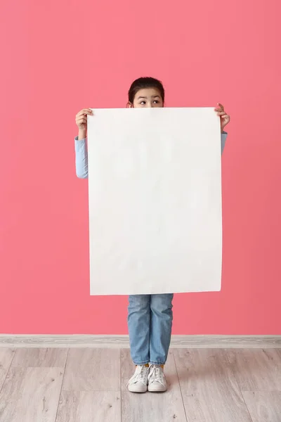 Mała Dziewczynka Pustym Plakatem Tle Koloru — Zdjęcie stockowe