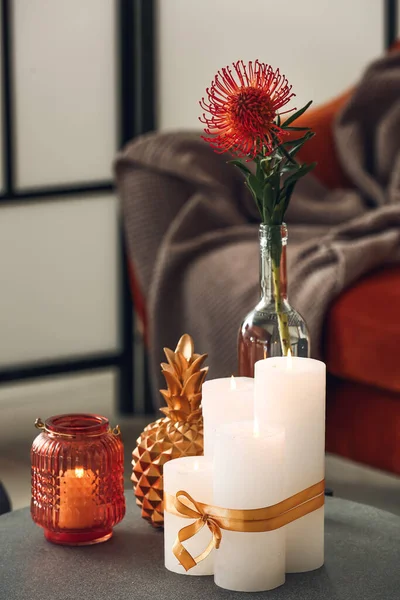 在客厅里用花瓶和装饰品点着蜡烛 — 图库照片