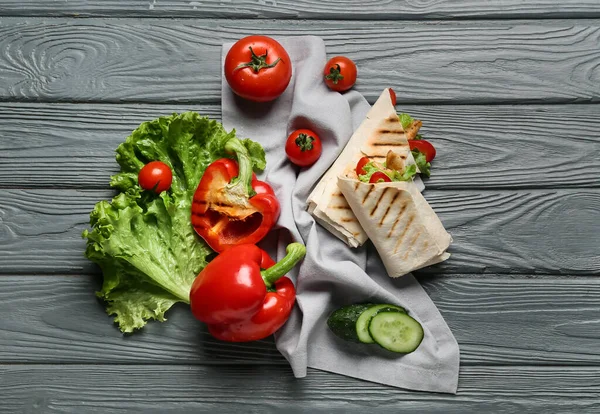 Lekkere Doner Kebab Groenten Donkere Houten Ondergrond — Stockfoto