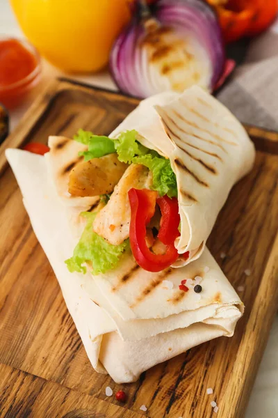 Tablero Con Sabroso Kebab Doner Sobre Fondo Claro Primer Plano — Foto de Stock