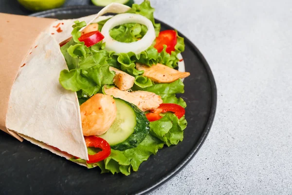 Placa Con Sabroso Doner Kebab Sobre Fondo Claro Primer Plano — Foto de Stock