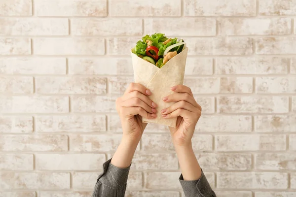 Mains Féminines Avec Kebab Doner Savoureux Sur Fond Brique Légère — Photo