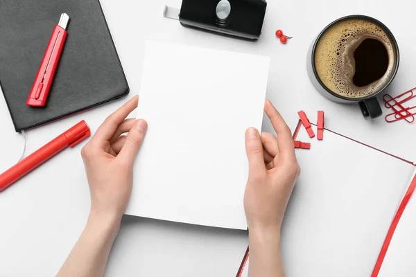 Weibliche Hände Mit Leerem Blatt Papier Tasse Kaffee Und Papeterie — Stockfoto