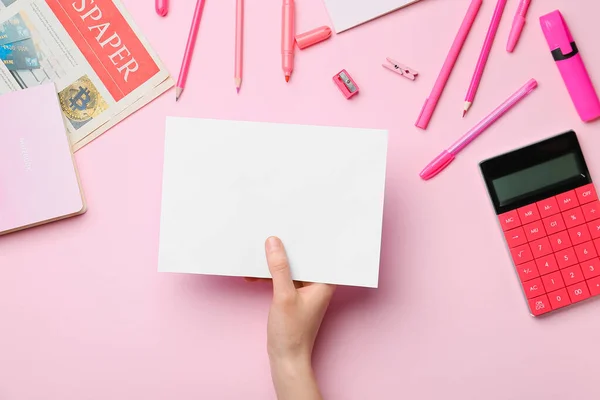 Mano Femminile Con Foglio Bianco Carta Cancelleria Sfondo Colori — Foto Stock