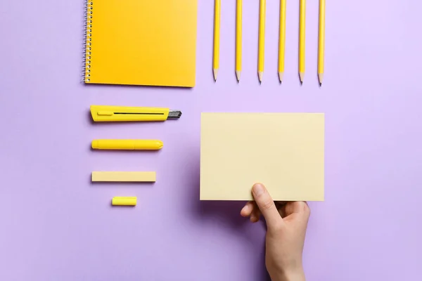 Mano Femenina Con Hoja Blanco Papel Papelería Sobre Fondo Color —  Fotos de Stock