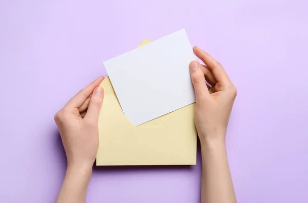 Vrouwelijke Handen Met Blanco Vel Papier Enveloppe Kleur Achtergrond Close — Stockfoto