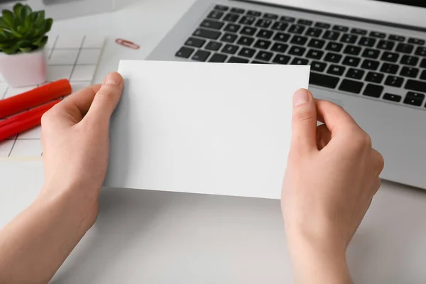 Γυναικεία Χέρια Λευκό Φύλλο Χαρτιού Και Laptop Στο Φως Φόντο — Φωτογραφία Αρχείου