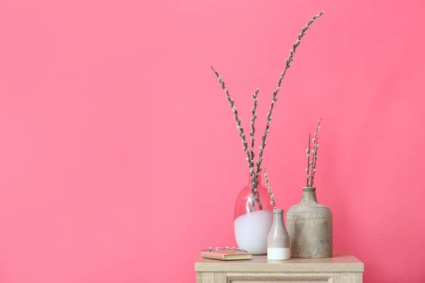 Vasen Mit Weidenzweigen Auf Dem Tisch Neben Der Wand — Stockfoto