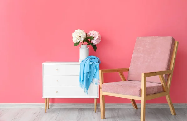 Vase Hydrangea Flowers Chest Drawers Armchair Color Wall — Stock Photo, Image