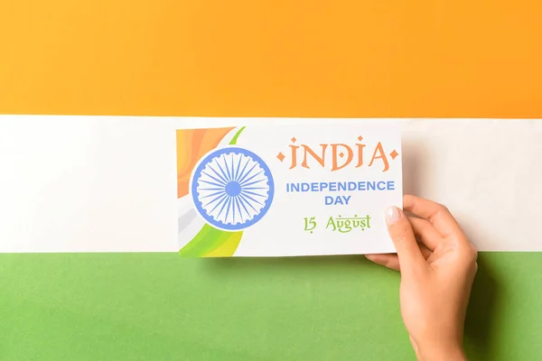 Mano Con Tarjeta Felicitación Para Día Independencia Contra Bandera India — Foto de Stock