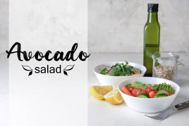 Masada sağlıklı avokado salataları olan kaseler.