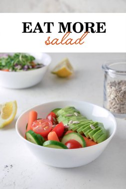 Masada sağlıklı salata ile kase