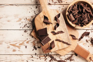 Beyaz ahşap arka planda lezzetli çikolata kıvırcıkları