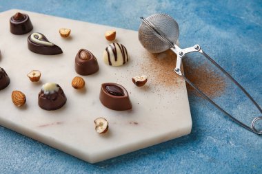 Tatlı çikolata şekerli tahta ve renkli fındıklı