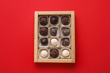 Renkli arkaplanda çikolata şekerli bir kutu