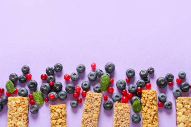 Renkli arkaplanda sağlıklı mısır gevreği ve böğürtlen