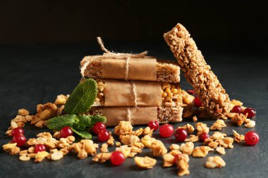 Sağlıklı mısır gevreği ve koyu arkaplanda kızılcık.