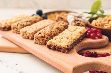 Sağlıklı tahıl gevreği ve hafif arka planda böğürtlen.