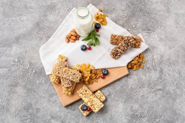 Sağlıklı mısır gevreği, böğürtlen ve kuru üzümlü tahta