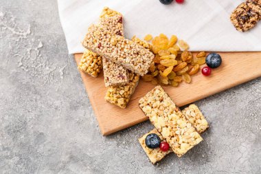 Sağlıklı mısır gevreği, böğürtlen ve kuru üzümlü tahta