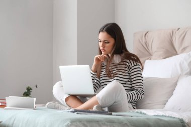 Evde online öğrenim gören kız öğrenci