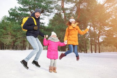 Mutlu aile kış günü parkta