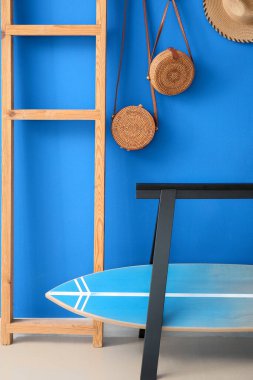 Sörf tahtası olan modern bir oda.