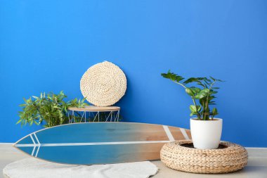 Sörf tahtası olan modern bir oda.