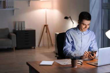 İşadamı gece geç saatlere kadar ofiste çalışıyor.