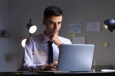 İşadamı gece geç saatlere kadar ofiste çalışıyor.