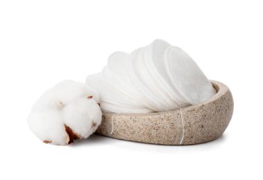 Pamuk yastıklı tutucu ve beyaz arka planda çiçek